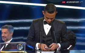 Phì cười khoảnh khắc cầu thủ Malaysia cuộn điện thoại tìm bài phát biểu