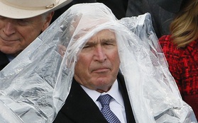 Cựu Tổng thống George W. Bush "nghịch ngợm" với mảnh áo mưa ngay trên hàng ghế VIP trong buổi lễ nhậm chức