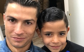 Ronaldo tươi cười "tự sướng" bên cậu con trai