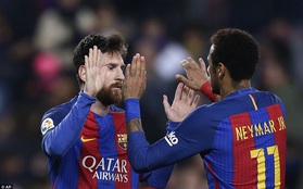 Messi lập cú đúp, Barca tiếp tục đeo bám Real