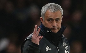 Tại sao Mourinho giơ 3 ngón tay về phía CĐV Chelsea?