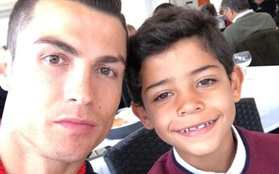 Ông bố mẫu mực Ronaldo "tự sướng" với con trai sau khi lập kỷ lục