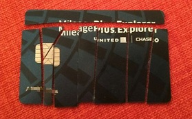Hành khách thân thiết của United Airlines bẻ nát thẻ thành viên sau vụ bác sĩ gốc Việt bị kéo lê khỏi máy bay