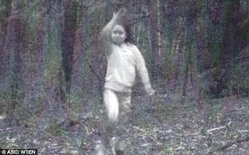 Giải mã bí ẩn bóng ma mờ ảo của bé gái vui chơi trong khu rừng