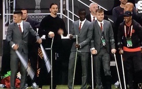 Dàn sao Man Utd cực ngầu chống nạng, đóng vest nhận Cúp vô địch