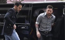 Messi sơ mi đóng thùng đến khai trương shop giày của Antonella và vợ Suarez