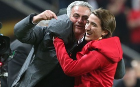 Bố con Mourinho ôm nhau ngã vật xuống sân sau khi Man Utd vô địch Europa League