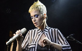 Katy Perry khóc nấc tưởng nhớ các nạn nhân trong vụ đánh bom concert Ariana Grande