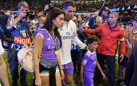 Ronaldo tặng huy chương vô địch cho bạn gái Georgina