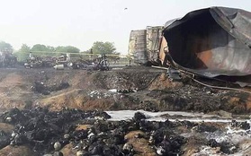 Bất chấp nguy hiểm lao ra "hôi" dầu từ chiếc xe chở dầu bị lật, ít nhất 123 người chết