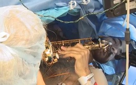 Chàng trai vừa phẫu thuật khối u, vừa chơi saxophone