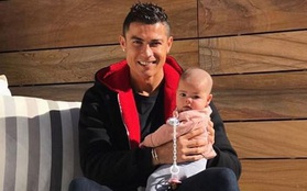 Bức ảnh Ronaldo tắm nắng cho con gái kháu khỉnh gây bão mạng