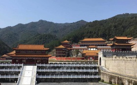 Sinh viên Trung Quốc thích thú với trường học có lối thiết kế như Hoàng cung, đi học như lên chầu