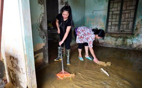 Chùm ảnh: Sau gần 1 tuần sống trong cảnh ngập lụt cô lập, người dân Chương Mỹ bắt tay vào dọn dẹp bùn đất