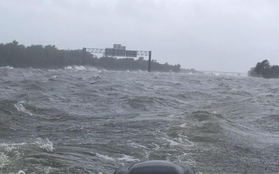 Biển sóng dữ dội như ngoài đại dương này chính là tuyến đường cao tốc tại Texas sau bão Harvey