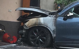 Hà Nội: Xe Mazda CX-5 bất ngờ cháy trụi đầu trong đêm