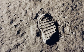 Túi bụi mặt trăng của Neil Armstrong sẽ được đem bán đấu giá sau nhiều năm thất lạc