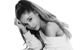Đau xót vì vụ nổ bom gây chết người, Ariana Grande hoãn cả tour diễn