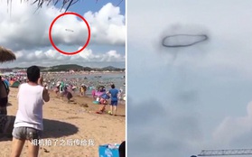 Người dân đi biển phát hiện chiếc vòng đen lơ lửng trên bầu trời, một lúc sau nó biến mất vào đám mây