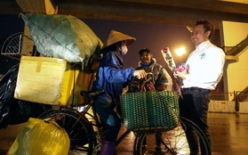 Bạn trẻ đội mưa tặng hoa 8/3 cho những người phụ nữ nghèo mưu sinh trong đêm ở Hà Nội