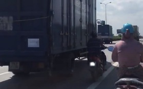 Clip: Ngại nắng nóng, người đàn ông liều mình chạy xe máy sát xe tải cho mát