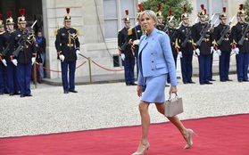 Đệ nhất phu nhân Pháp gây chú ý khi mặc đồ đi mượn trong lễ nhậm chức của chồng