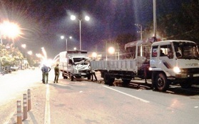Lao vào đuôi xe tải đang sửa bên đường: 2 người chết, 1 nạn nhân nguy kịch