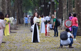 Cuối tuần, chị em áo dài váy hoa kéo nhau đi pose ảnh ở "con đường lá vàng" Phan Đình Phùng