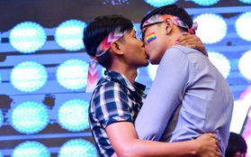 Khoảnh khắc hạnh phúc và những "nụ hôn rực rỡ" trong Ngày hội tự hào LGBT+ ở Sài Gòn và Hà Nội