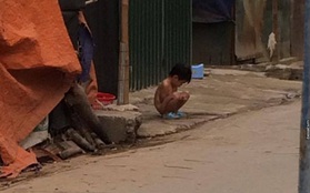 Hà Nội: Bé gái 3 tuổi bị mẹ cởi hết quần áo, bắt đứng ngoài trời mưa lạnh
