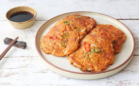 Bạn đã biết bánh xèo Nhật Okonomiyaki, vậy bánh xèo Hàn Quốc Kimchi Buchimgae thì sao nhỉ?