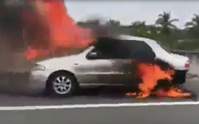 Clip: Ô tô cháy rụi trên cao tốc, tài xế đạp cửa thoát thân
