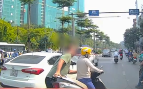 Ông Tây nhấc bổng, lôi người phụ nữ và xe máy vào lề đường: Tôi không thể hiểu được những "ninja" ở Việt Nam