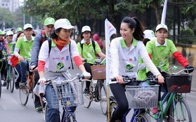 Người đẹp Dương Thùy Linh đạp xe vì "Việt Nam xanh"