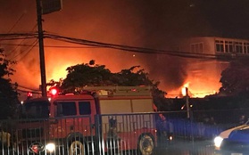 Hà Nội: Cháy cực lớn ở siêu thị trên đường Giải Phóng trong đêm mưa