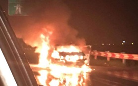 Hà Nội: Chủ bỏ đi khi xe ô tô 4 chỗ bốc cháy dữ dội trên cao tốc Pháp Vân - Cầu Giẽ
