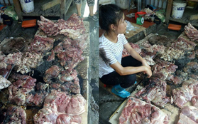 Hải Phòng: Phẫn nộ clip người phụ nữ bị hắt dầu luyn trộn chất thải khắp sạp thịt chỉ vì bán thịt lợn giá rẻ