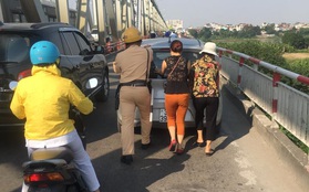 Hình ảnh đẹp: CSGT Hà Nội đẩy giúp xe ô tô chết máy trên cầu Chương Dương
