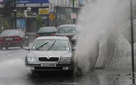 Video: Bị taxi văng nước trúng người, 3 thanh niên lấy gạch đập đầu tài xế