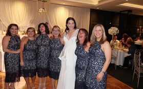 Sự trùng hợp đáng kinh ngạc: 6 cô nàng không hẹn nhưng cùng mặc chiếc váy giống hệt nhau đi dự đám cưới