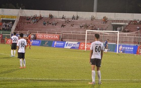 Thủ môn Long An quay lưng không thèm bắt penalty để phản đối trọng tài