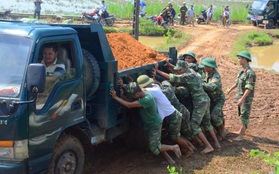 Chùm ảnh: Tin bão vào Thanh Hóa, hàng trăm chiến sĩ bộ đội cùng người dân chung tay đắp đê chống ngập