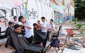 Chất như người Sài Gòn: Đem đồ nghề ra bãi đất hoang cắt tóc miễn phí cho người lao động
