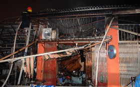 Toàn bộ hàng hóa bị thiêu rụi, tan hoang sau vụ cháy lớn tại siêu thị ở Hà Nội