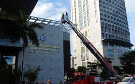 Xem hàng trăm cảnh sát diễn tập chữa cháy tại Trung tâm hành chính cao 37 tầng ở Đà Nẵng