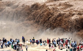 Người dân đổ xô đi xem thác nước trên sông Hoàng Hà "nổi cơn thịnh nộ" mùa lũ