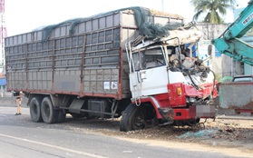 Xe tải biến dạng phần đầu sau va chạm với xe khách, tài xế bị thương nặng
