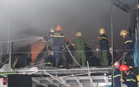 Đà Nẵng: Cháy lớn tại gara ôtô, nhiều người hốt hoảng bỏ chạy