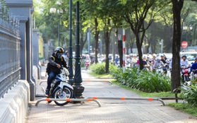 Sài Gòn lắp barie trên vỉa hè nhưng nhiều người vẫn phi xe máy "giành đường" với người đi bộ