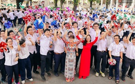 Teen chuyên Lê Hồng Phong (TP.HCM) và màn nhảy flashmob tập thể đầy cảm xúc trong lễ bế giảng